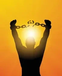 hombre con cadenas rotas en las manos