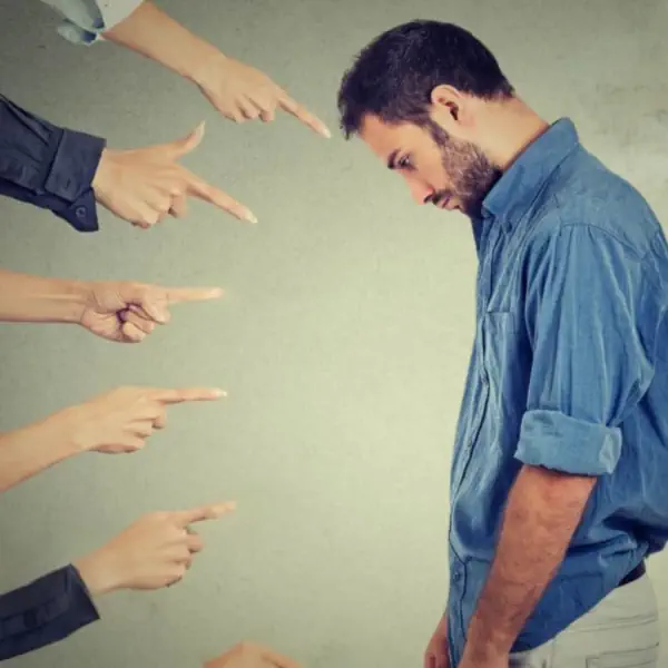 manos señalando a un hombre de pie