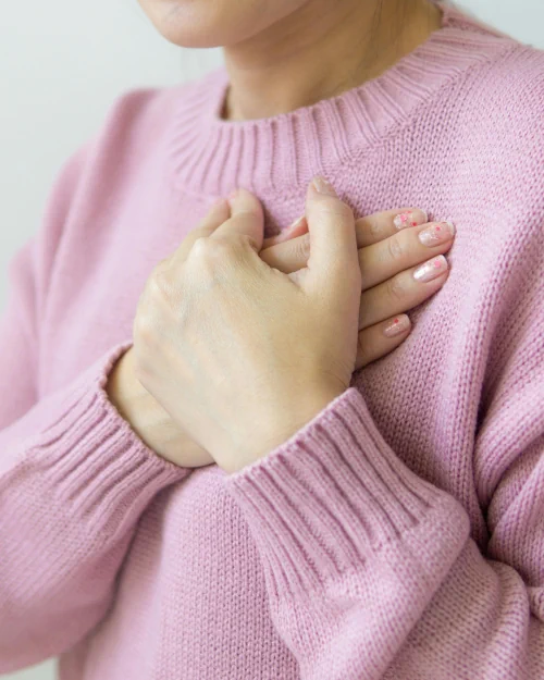 Sanacion-emocional Mujer sosteniendo sus manos en el corazón